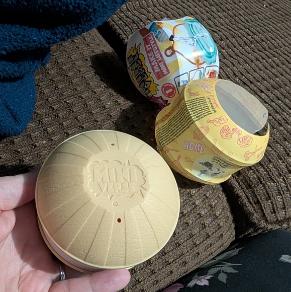 Mini verse Make It Mini Capsule Lifestyle Series 1 - Flamingo Lilies - Picture 4 of 7